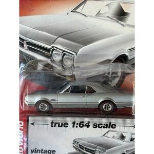 Auto World Vintage Muscle 1966‎ Oldsmobile 442 Silver New On Card T2